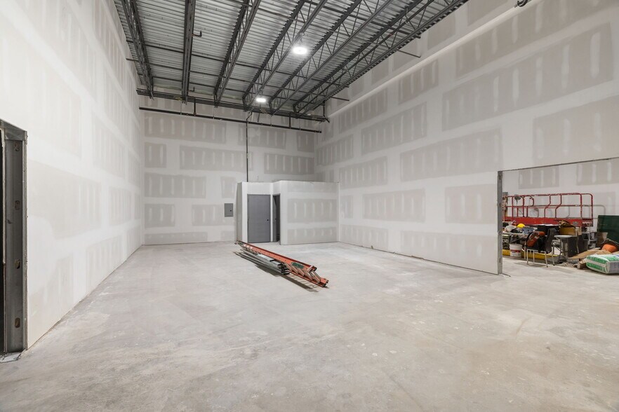 More Photos Of 209 South Ave, Staten Island Service For Lease