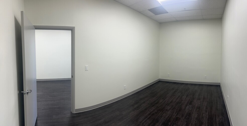 More Photos Of 11320 Fortune Cir, Wellington Warehouse For Lease