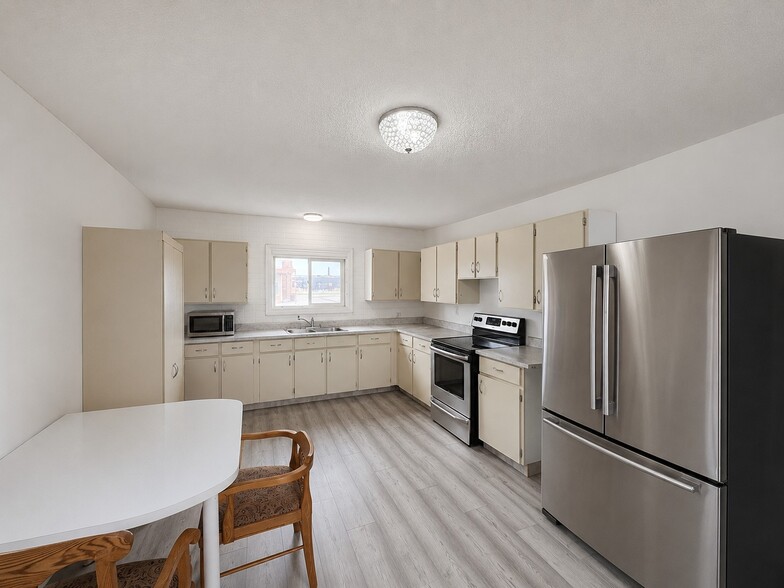More Photos Of 101 Centre St, Assiniboia Hotel For Sale