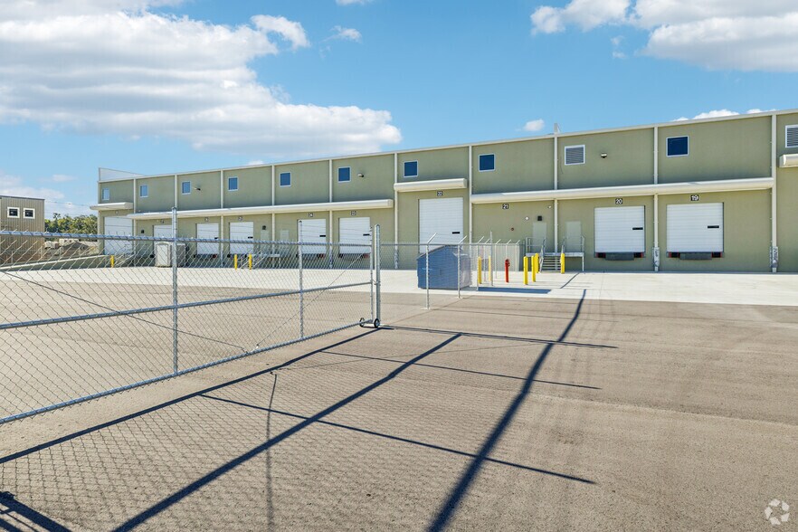 More Photos Of 3955 Anchuca Dr, Lakeland Industrial For Lease