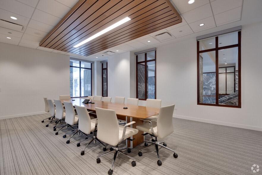More Photos Of 311 S Wacker Dr, Chicago Office For Lease