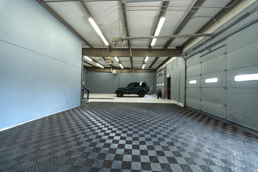 More Photos Of 670 E Calhoun St, Woodstock Flex For Lease