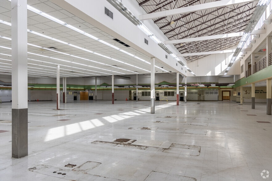 More Photos Of 400 W 9th St N, Ladysmith General Retail For Sale