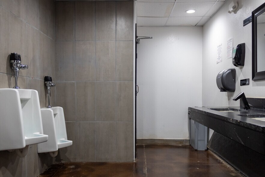 More Photos Of 326 N Chaparral St, Corpus Christi Freestanding For Sale