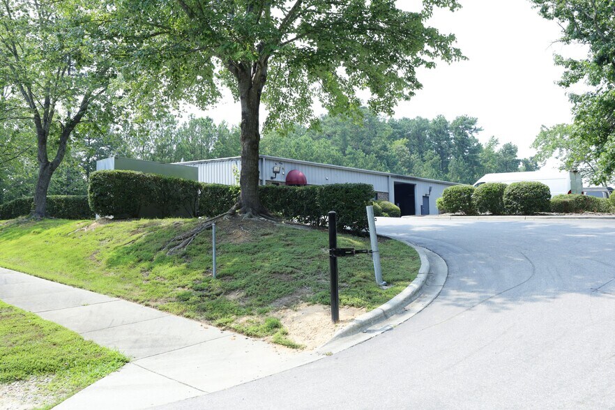 More Photos Of 4122 B Bennett Memorial Rd, Durham Flex For Lease