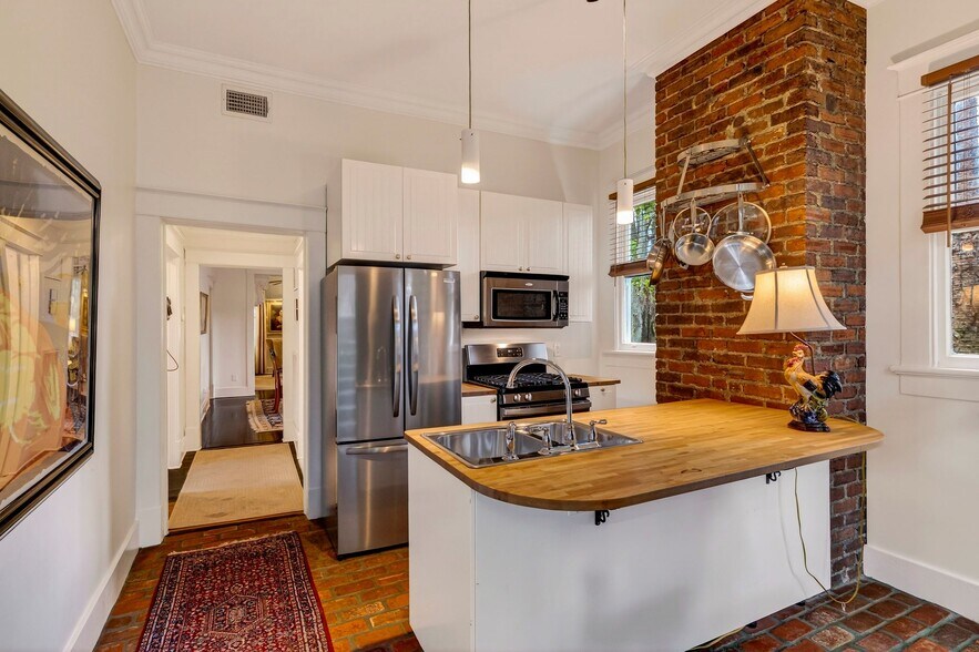 More Photos Of 107 E 35th St, Savannah Office For Sale