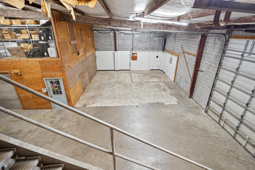 More Photos Of 4311 FM-2351, Friendswood Light Distribution For Sale