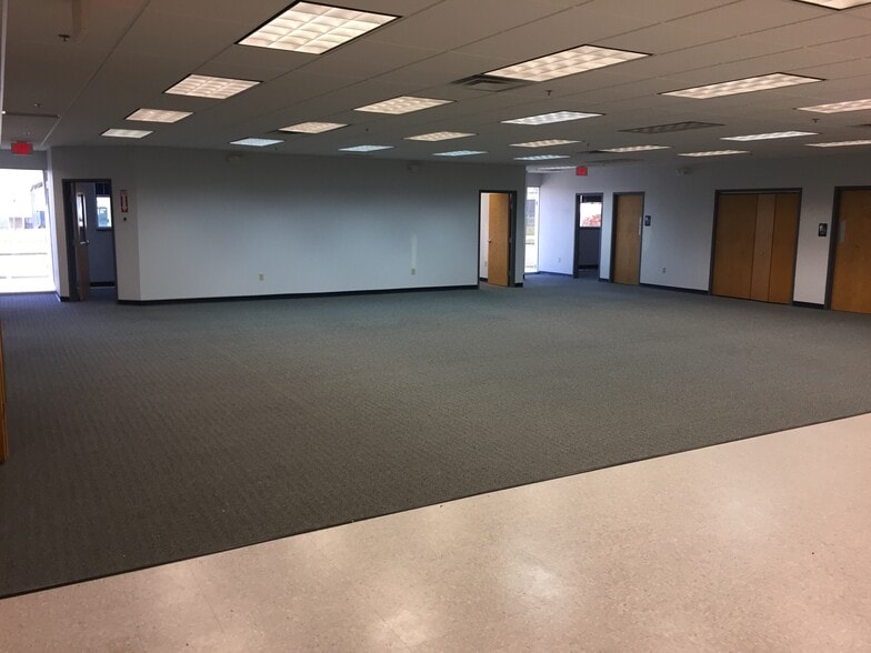 More Photos Of 604-620 Phillips Dr, Dayton Showroom For Lease