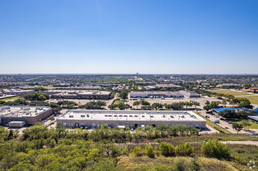 More Photos Of 3101-3117 N Skyway Cir, Irving Distribution For Lease