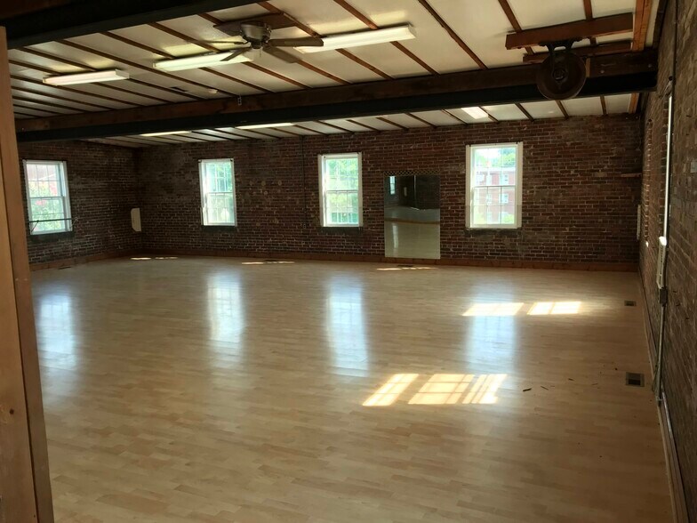 More Photos Of 128-130 W Culpeper St, Culpeper General Retail For Lease