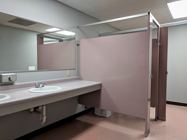 More Photos Of 901 W Main St, El Paso Office For Sale