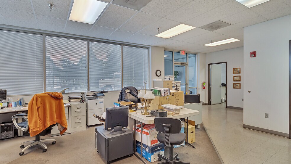 More Photos Of 7025 N Leadbetter Rd, Portland Service For Lease