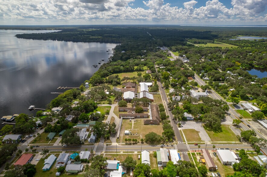 More Photos Of 101 S Prospect St, Crescent City Flex For Sale
