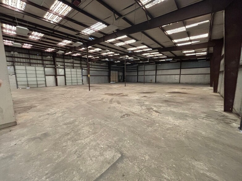 More Photos Of 10602 Bluff Bend Dr, Austin Warehouse For Lease