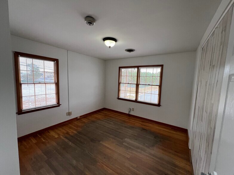 More Photos Of 526-530 Lyle Cir, Lawrenceville Light Manufacturing For Sale