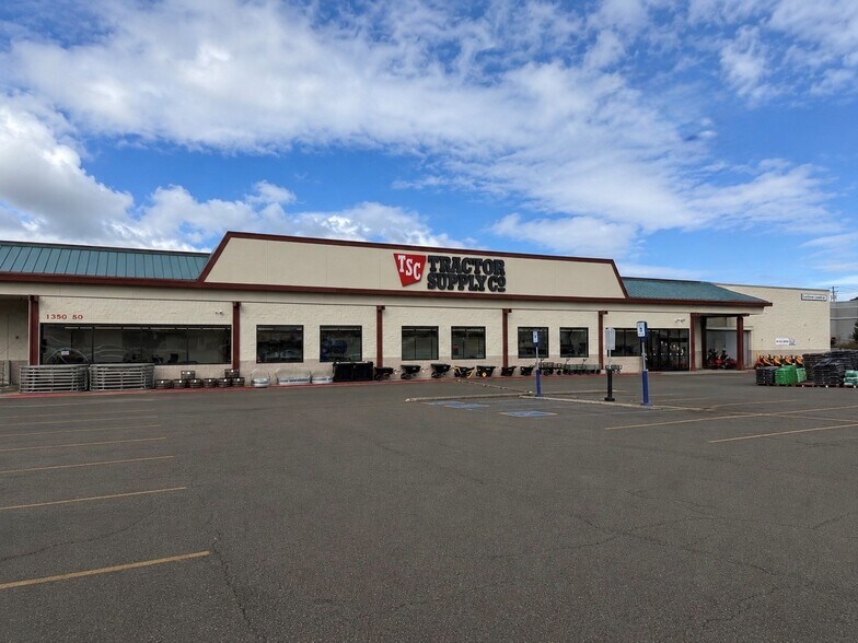 Primary Photo Of 1350-24 to 30 NE Stephens St, Roseburg Unknown For Lease