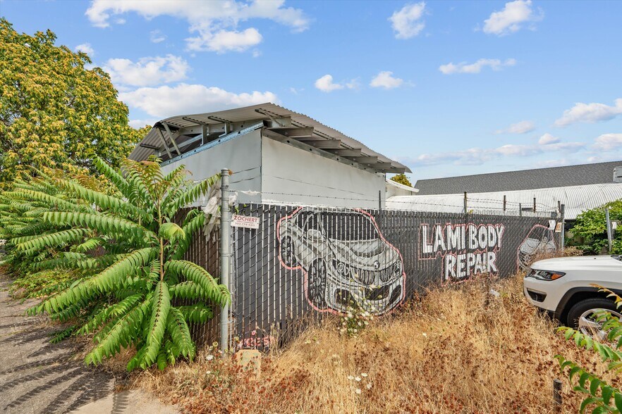 More Photos Of 8705 SE Foster Rd, Portland Manufacturing For Sale
