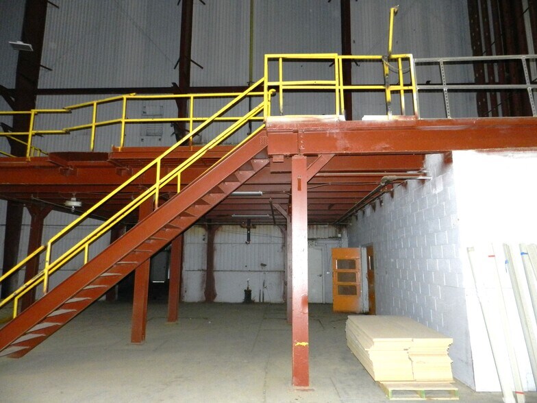 More Photos Of 2520 N River Rd, Olathe Warehouse For Lease