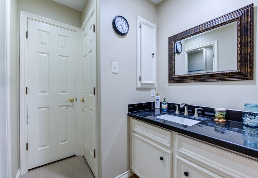 More Photos Of 11217 Todd St, Houston Light Manufacturing For Sale