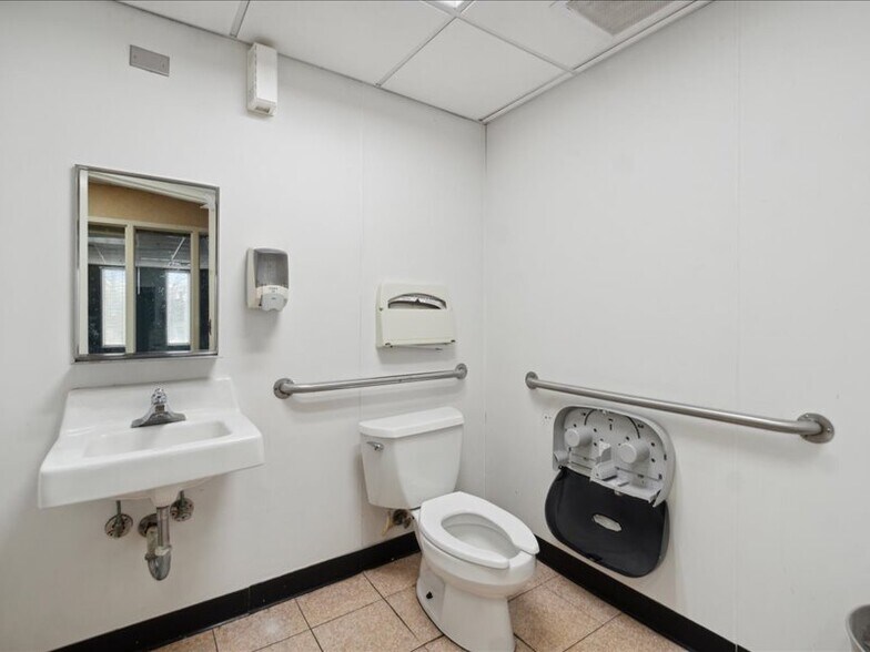 More Photos Of 1100 W Saginaw St, Lansing Medical For Sale