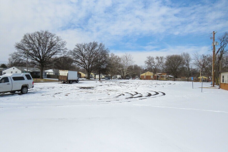 More Photos Of 1245 S Fabrique Dr, Wichita Flex For Sale