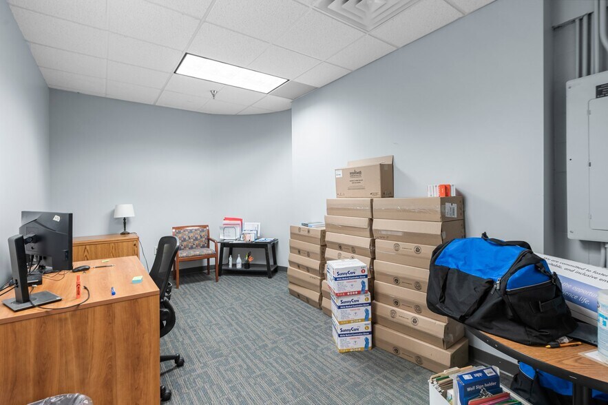 More Photos Of 501-617 Travelers Trl, Burnsville Research And Development For Lease