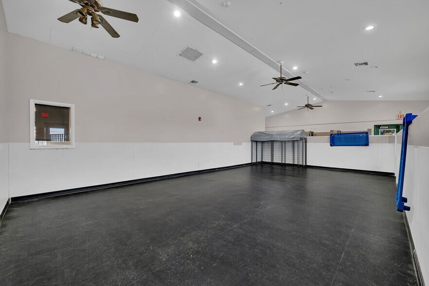 More Photos Of 441 E Stevenson Rd, Ottawa Restaurant For Sale