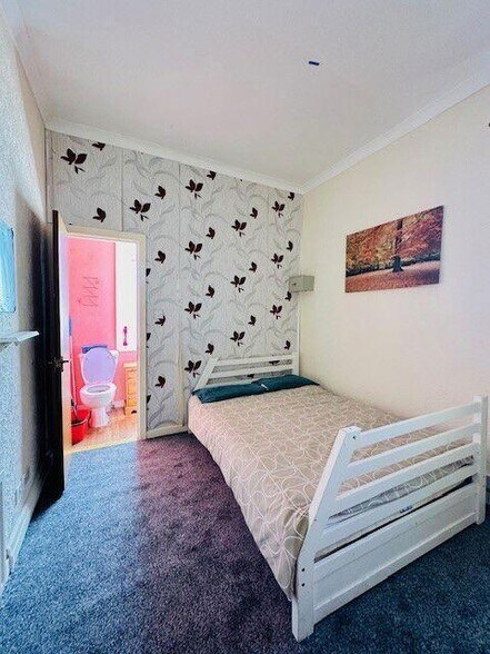 More Photos Of 4 Station Rd, Blackpool Hotel For Sale