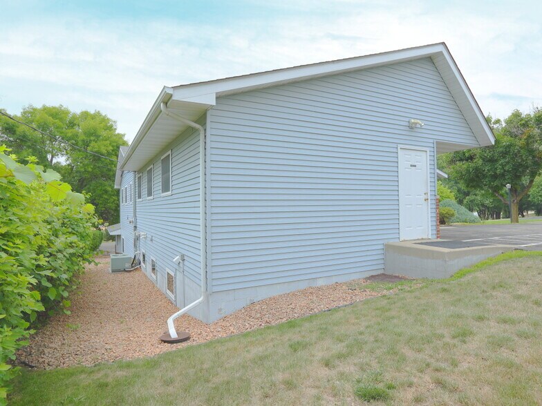 More Photos Of 123 Fairlawn Ave W, Winsted Office For Sale