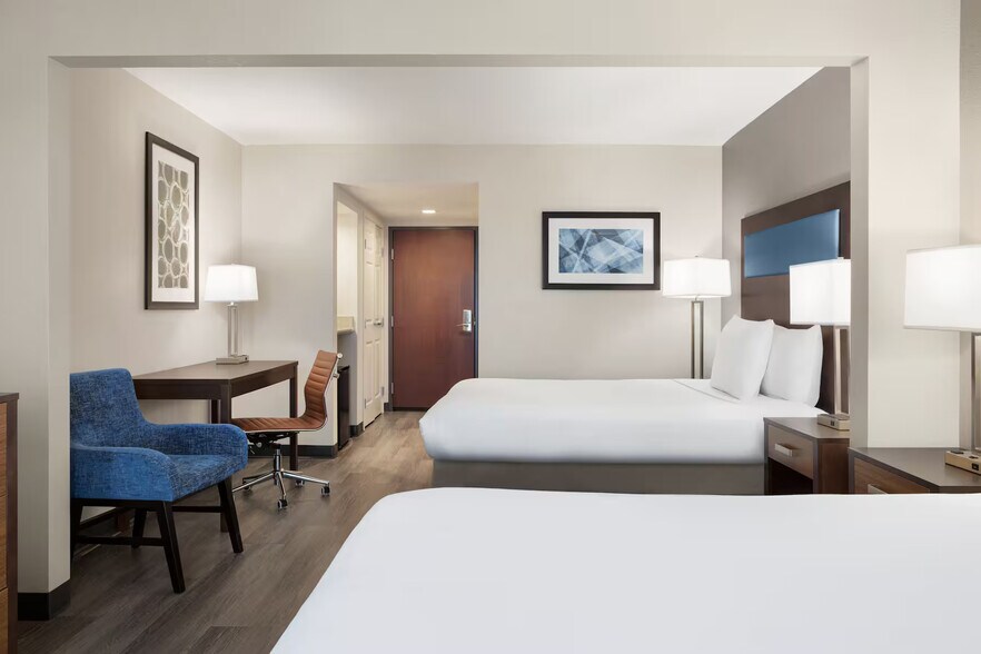 More Photos Of 1511 N Howe St, Southport Hotel For Sale