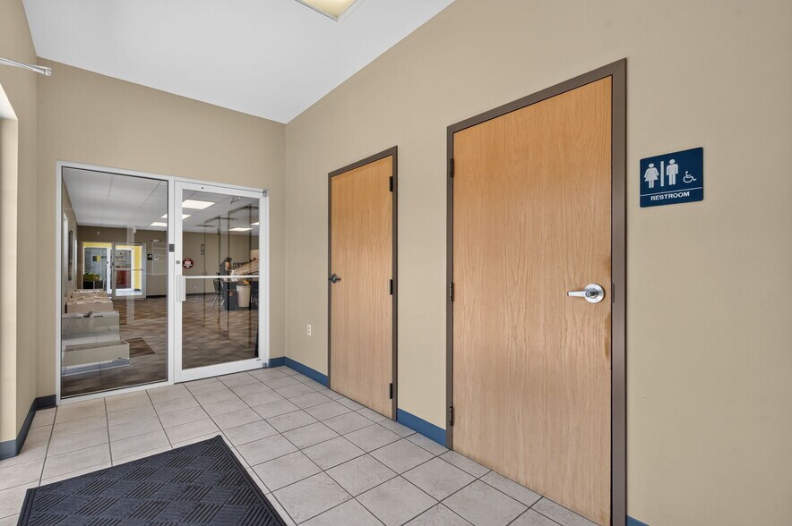 More Photos Of 1567 W Diane St, Ozark Office For Sale