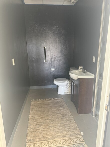 More Photos Of 1817 Linwood Blvd, Oklahoma City Warehouse For Lease