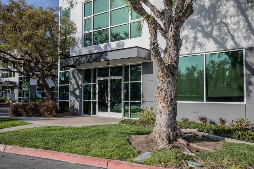 More Photos Of 15131 Woodlawn Ave, Tustin Flex For Sale
