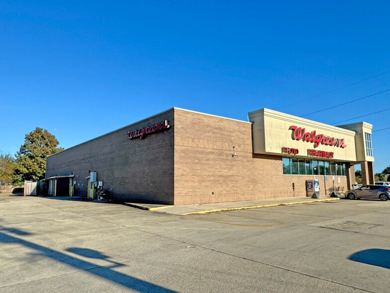 More Photos Of 7401 Read Blvd, New Orleans Drugstore For Lease