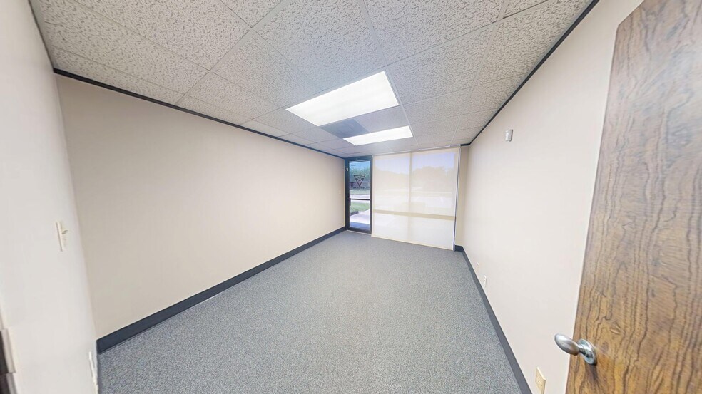 More Photos Of 9776 Whithorn Dr, Houston Showroom For Lease