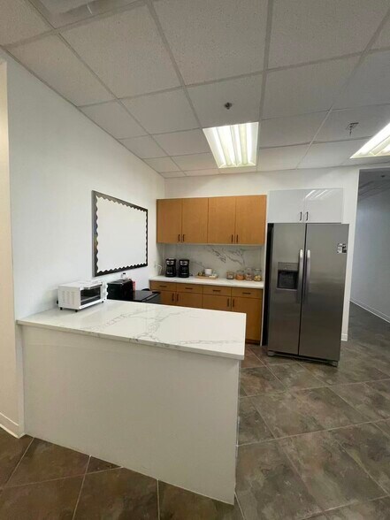 More Photos Of 7075 Kingspointe Pky, Orlando Showroom For Sale