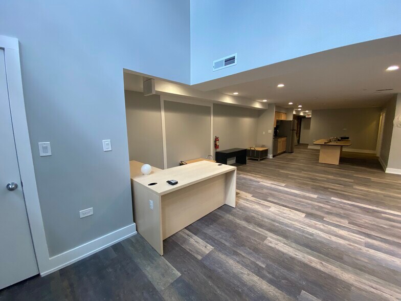 More Photos Of 687-689 N Milwaukee Ave, Chicago Apartments For Lease