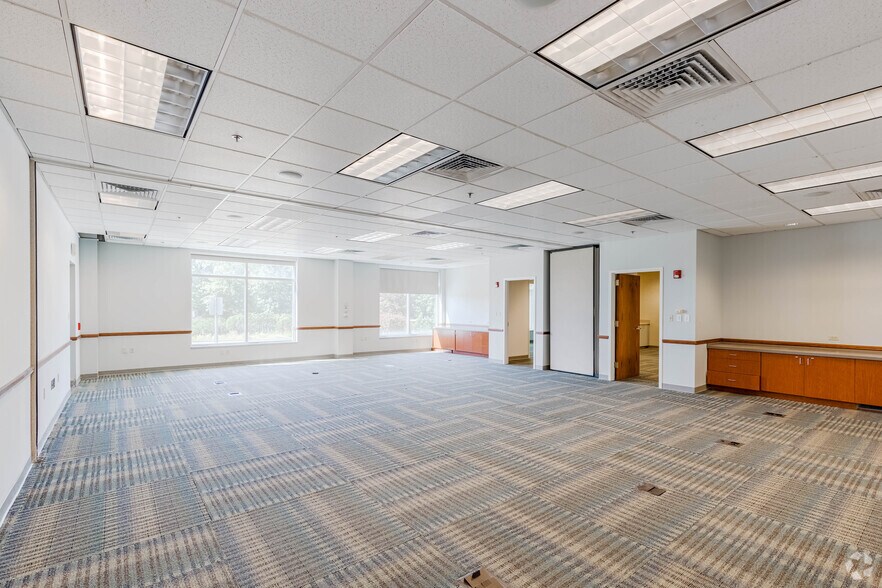 More Photos Of 120-140 E Kensinger Dr, Cranberry Township Office For Sale