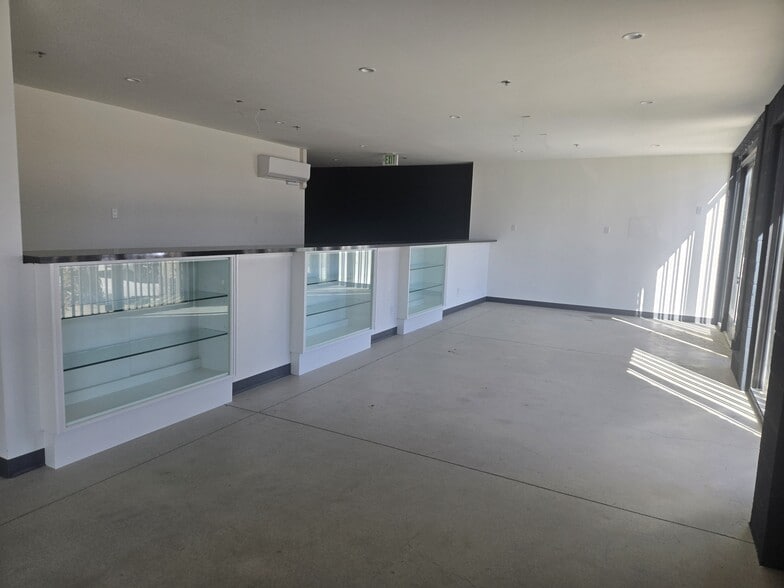 More Photos Of 63758 Orr Way, North Palm Springs Warehouse For Lease