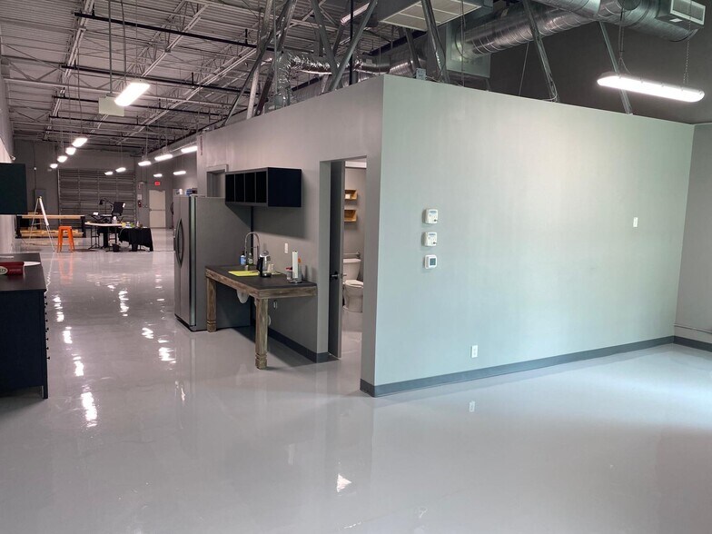 More Photos Of 2800 W State Road 84, Fort Lauderdale Showroom For Sale