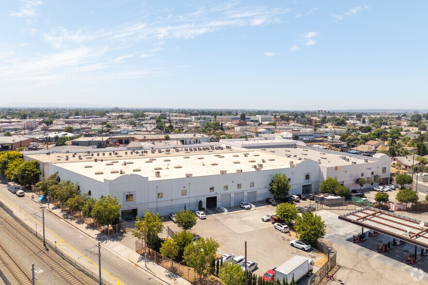 More Photos Of 2025-2027 Long Beach Ave, Los Angeles Warehouse For Lease