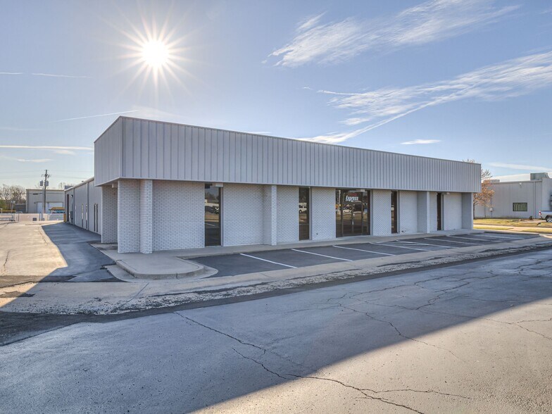 More Photos Of 1827 N Yellowood Ave, Broken Arrow Light Distribution For Lease