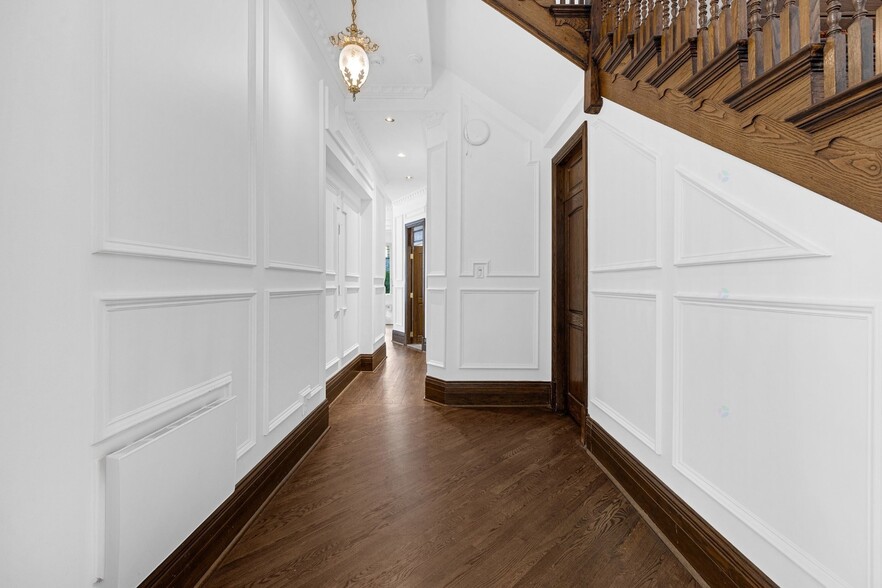 More Photos Of 1565 Av Du Docteur-Penfield, Montréal Specialty For Sale