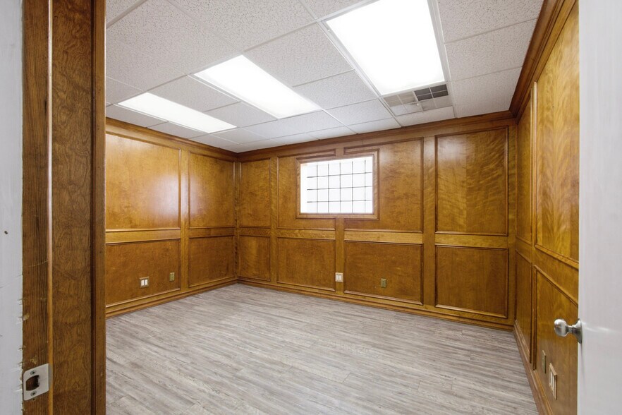 More Photos Of 300-305 S Grant Ave, Odessa Warehouse For Sale