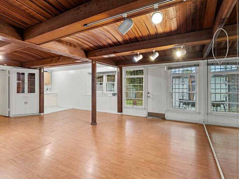 More Photos Of 10746 Magnolia Blvd, North Hollywood Medical For Sale
