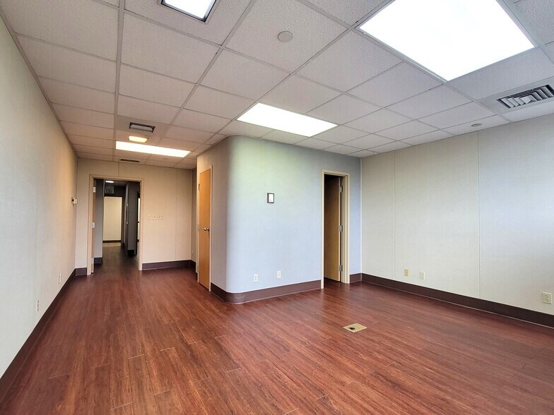 More Photos Of 21495 Ridgetop Cir, Sterling Medical For Sale