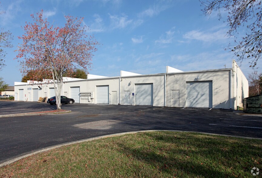 More Photos Of 6808-6832 Hanging Moss Rd, Orlando Showroom For Lease