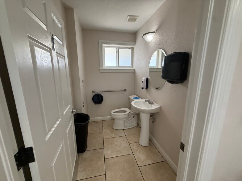 More Photos Of 9611 SW 40th St, Miami Medical For Sale