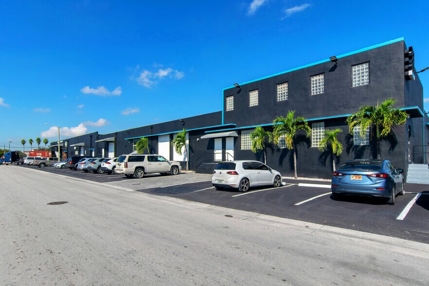 Primary Photo Of 2901-2915 NW 34th St, Miami Showroom For Lease