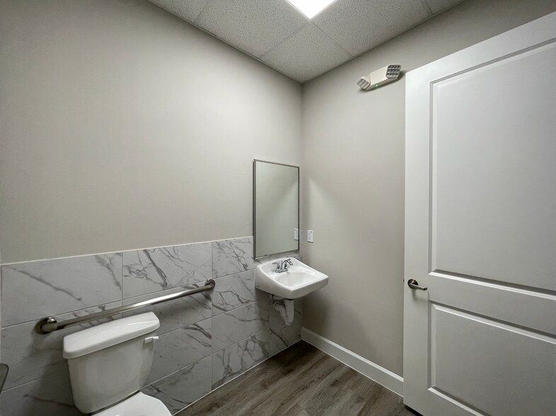 More Photos Of 5501 Cabrera Dr, Sugar Land Medical For Sale